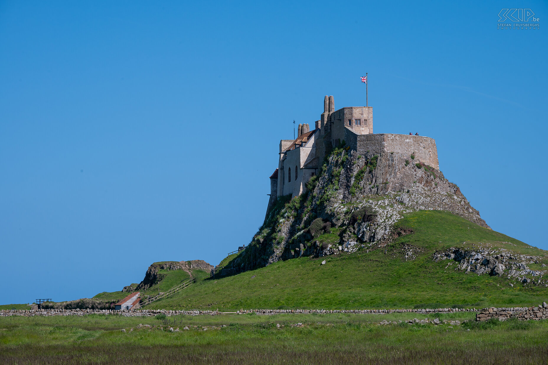 Lindisfarne Castle Ten noorden van Seahouses aan de Engelse oostkust vind je het indrukwekkende Holy Island, ook wel Lindisfarne genaamd: een rotseiland met stranden en slikken en een kasteel. Bij vloed wordt het eiland volledig omsloten door de Noordzee. Stefan Cruysberghs